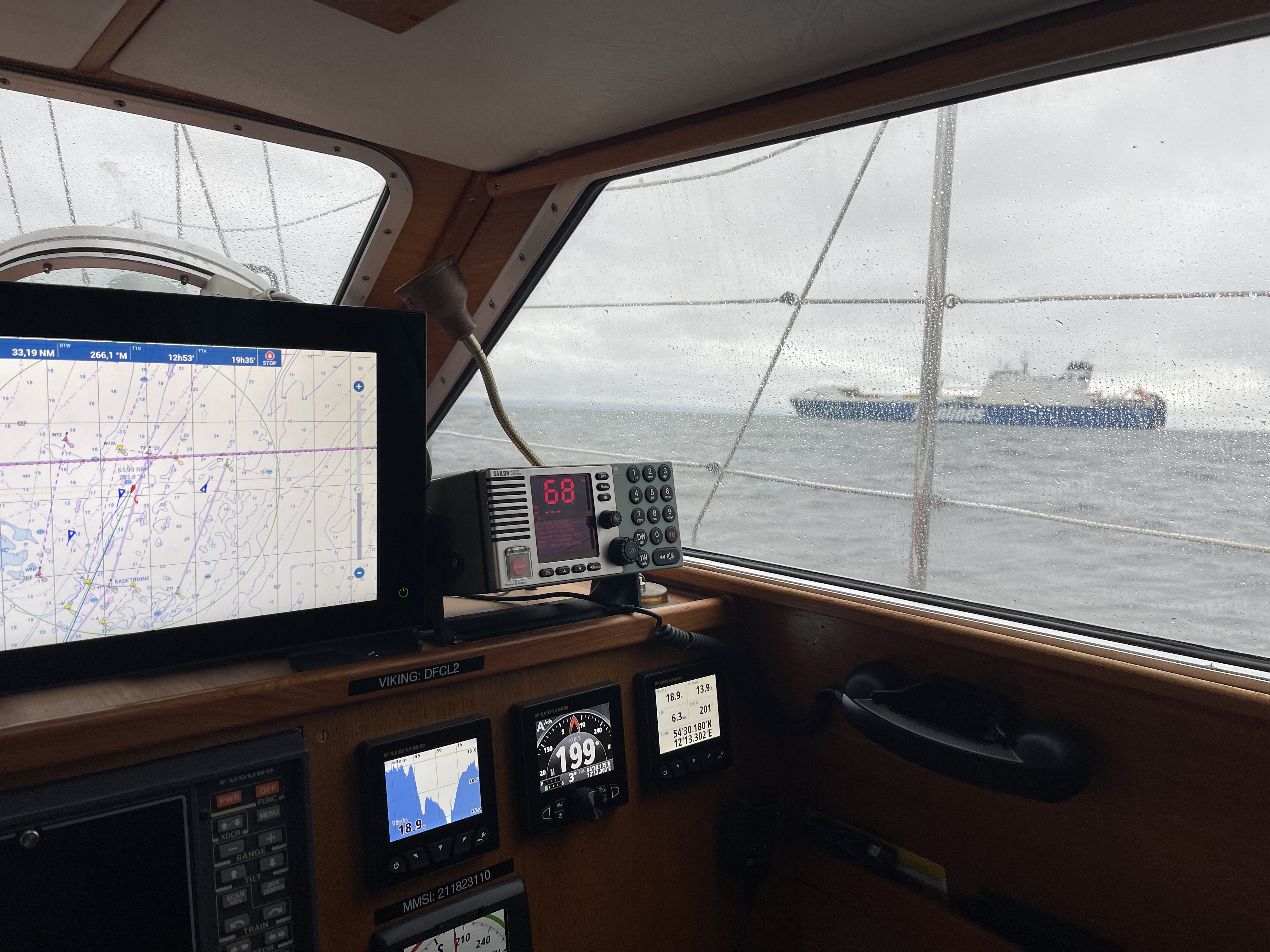 Steuerstand mit Kartenplotter und Radar