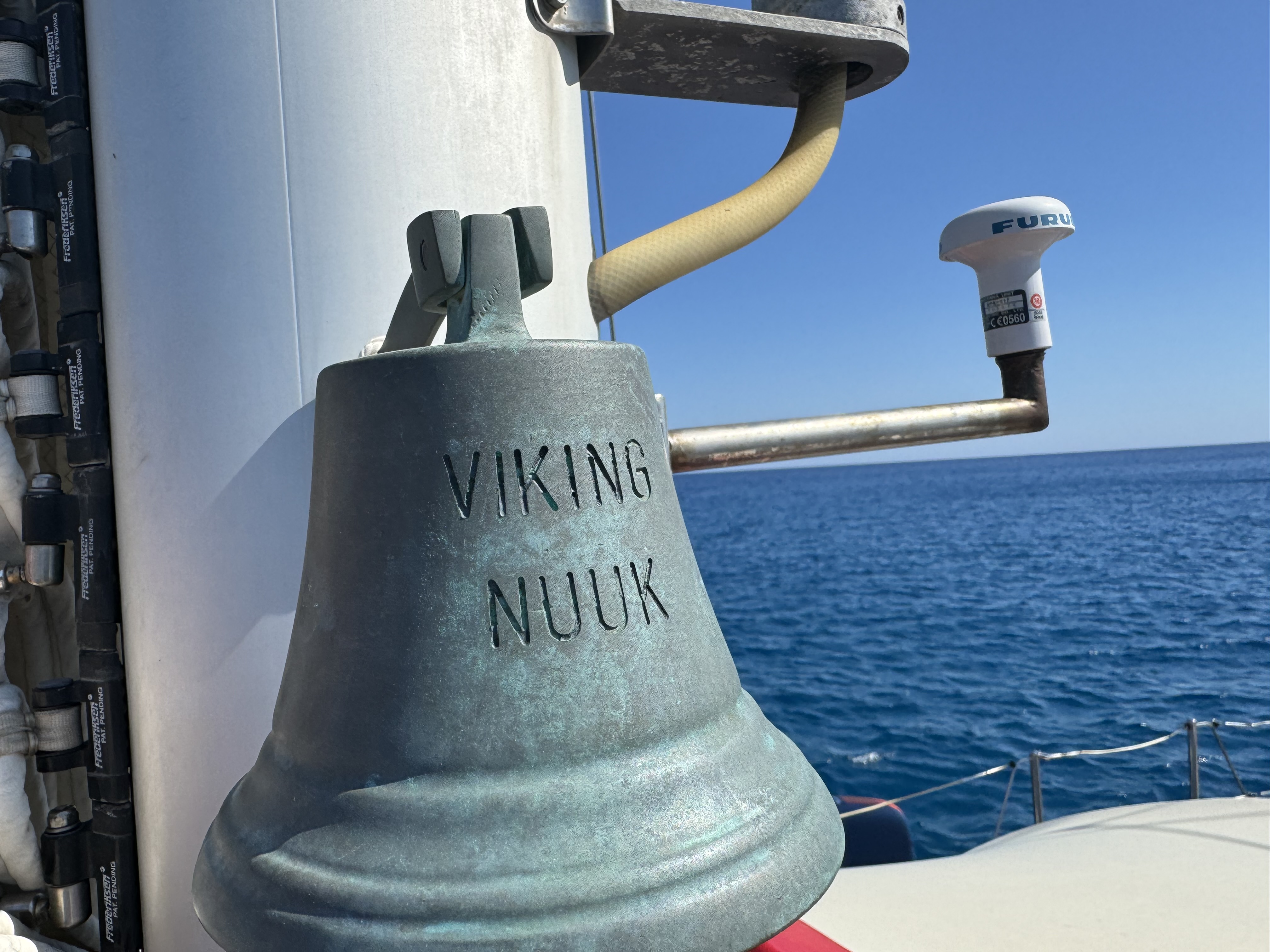 Schiffsglocke der Viking mit der Aufschrift Viking / Nuuk
