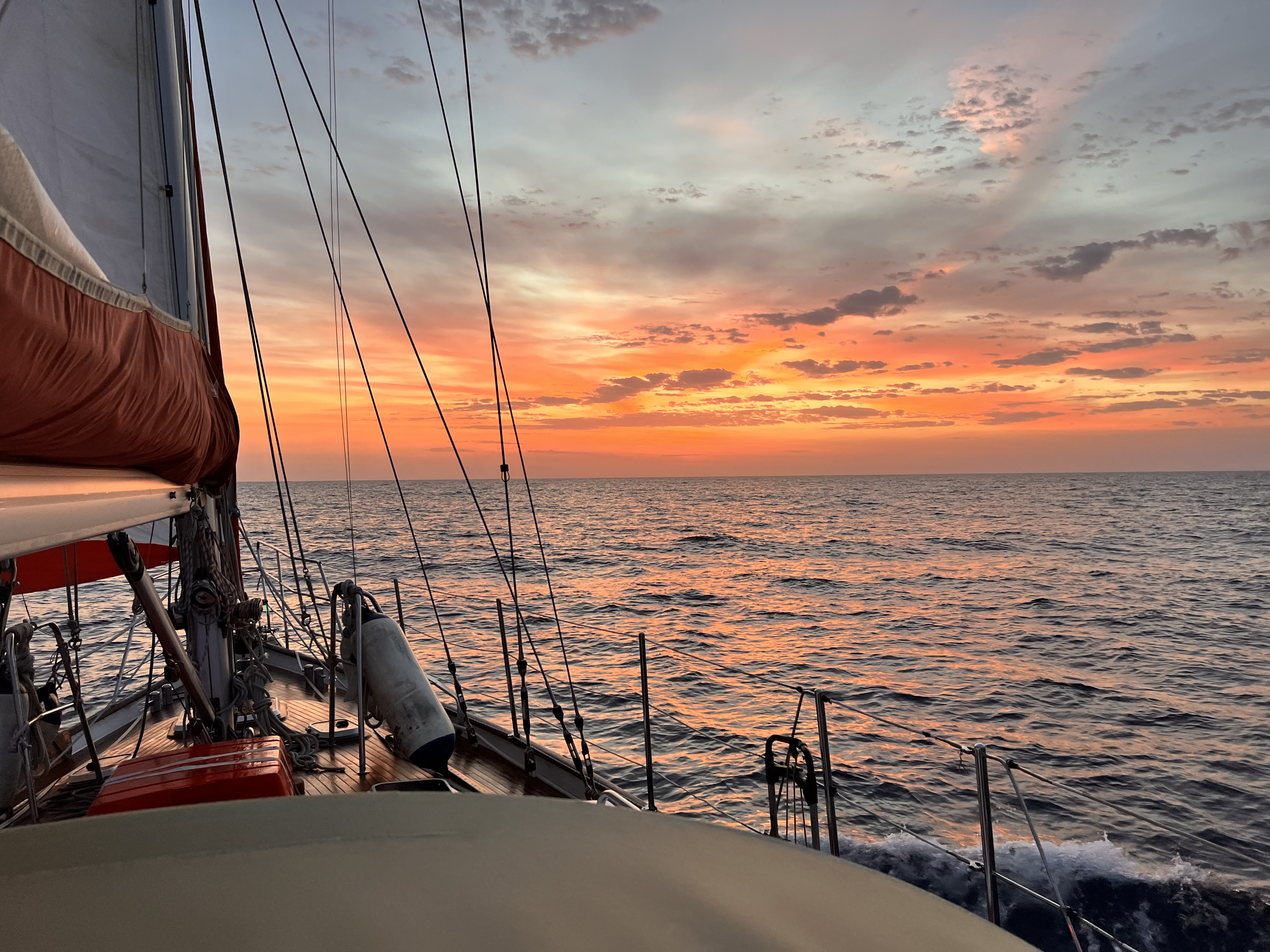 Viking unter Segeln bei Sonnenuntergang
